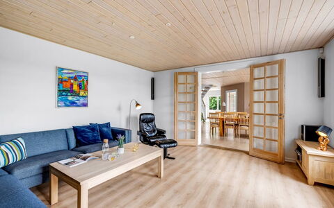 Amma - 21Km from the Sea: Meubilair, Flooring, Interieur Ontwerp, Verdieping, Houten Vloer, Hout, Bankstel, Plafond, Kamer, Woonkamer
