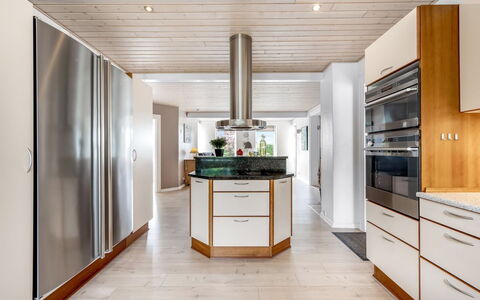 Amma - 21Km from the Sea: Flooring, Interieur Ontwerp, Keuken, Hout, Plafond, Verdieping, Countertop, Houten Vloer, Toestel Van De Keuken, Lichte Inrichting
