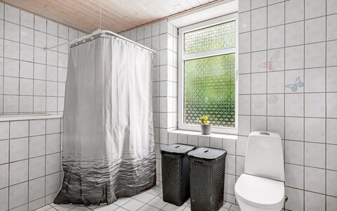 Amma - 21Km from the Sea: Flooring, Verdieping, Samengesteld Materiaal, Loodgieterswerkinrichting, Badkamer, Loodgieter, Tegel, Toilet, Wastafel, Gordijn