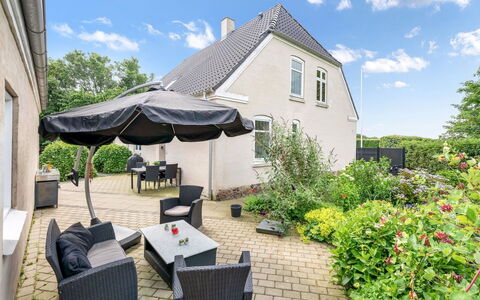Amma - 21Km from the Sea: Dak, Huis, Huis, Meubilair, Verblijf, Stoel, Tuin, Buitenmeubels, Landgoed, Werf