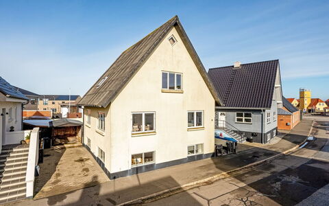Ullakarin - 200M from the Sea: Gebouw, Venster, Huis, Weg Oppervlak, Dak, Woongebied, Huis, Architectuur, Buurt,  Dorf\