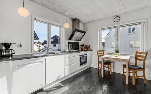 Ullakarin - 200M from the Sea: Hout, Flooring, Plafond, Keuken, Verdieping, Countertop, Huis, Appartement, Lichte Inrichting, Toestel Van De Keuken