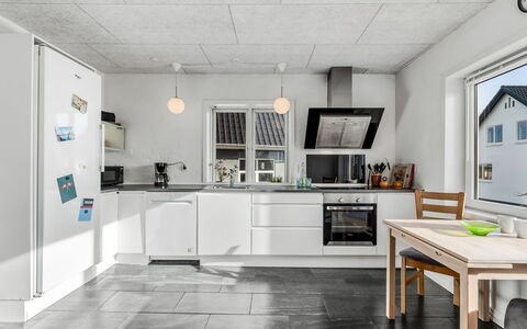 Ullakarin - 200M from the Sea: Keuken, Flooring, Plafond, Toestel Van De Keuken, Major Appliance, Verdieping, Countertop, Interieur Ontwerp, Lichte Inrichting, Huishoudapparatuur