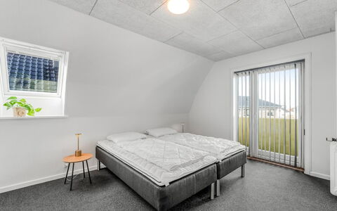 Ullakarin - 200M from the Sea: Plafond, Flooring, Verdieping, Slaapkamer, Daylighting, Bedding, Gips, Lichte Inrichting, Bed