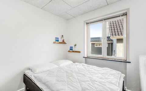 Ullakarin - 200M from the Sea: Muur, Plafond, Interieur Ontwerp, Slaapkamer, Verdieping, Kamer, Bed, Appartement, Bedding, Bed Frame