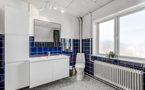 Ullakarin - 200M from the Sea: Samengesteld Materiaal, Loodgieterswerkinrichting, Tegel, Appartement, Loodgieter, Aluminium, Badkamer, Daylighting, Kraan, Lichte Inrichting