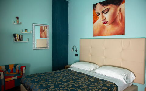 Villa Trivigno: Meubilair, Interieur Ontwerp, Bed, Slaapkamer, Muur, Laken, Bedding, Verdieping, Kamer, Flooring