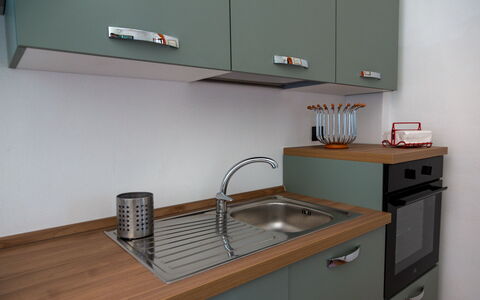 Villa Trivigno: Keuken, Countertop, Cabinetry, Hout, Gootsteen, Interieur Ontwerp, Flooring, Toestel Van De Keuken, Loodgieterswerkinrichting, Meubilair