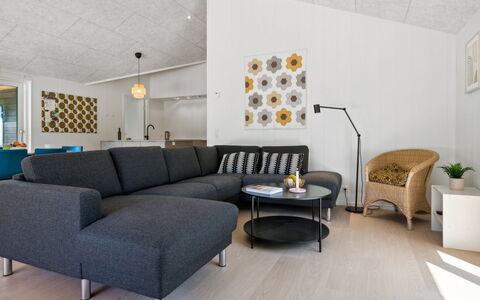 Nicolas - 500M from the Sea: Plafond, Flooring, Interieur Ontwerp, Verdieping, Samengesteld Materiaal, Meubilair, Toevlucht, Hotel, Ontwerp, Daylighting