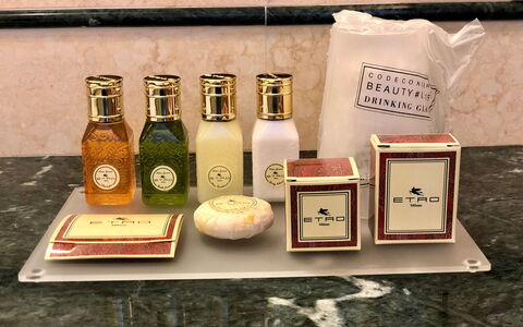 Luxury Villa Con Spa e Panorama a 40 Min Da Roma: Fles, Product, Tafel, Hout, Glazen Fles, Drinken, Voedsel, Ingrediënt