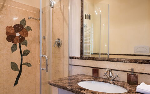 Luxury Villa Con Spa e Panorama a 40 Min Da Roma: Spiegel, Bruin, Kraan, Wastafel, Eigendom, Loodgieterswerkinrichting, Wastafel In De Badkamer, Badkamer, Fabriek, Hout