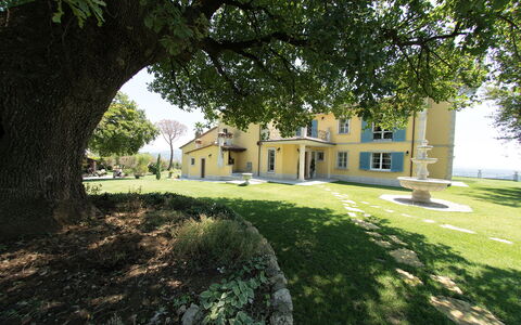 Luxury Villa Con Spa e Panorama a 40 Min Da Roma: Fabriek, Gebouw, Eigendom, Venster, Boom, Lucht, Weg Oppervlak, Land Lot, Schaduw, Gras
