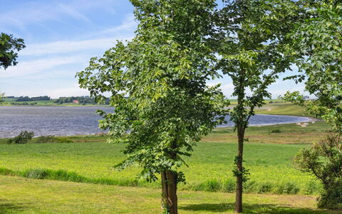 Månviva - 150M to the Fjord: Blauw, Struik, Verblijf, Groundcover, Tuin, Landgoed, Schaduw, Landscaping, Boerderij, Eco Hotel