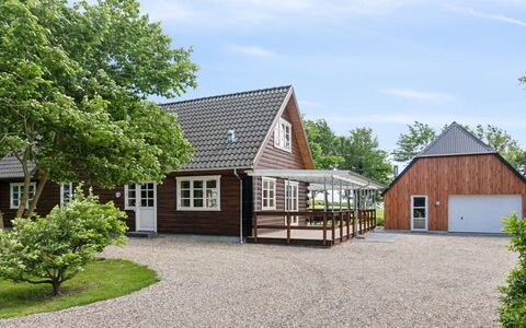 Månviva - 150M to the Fjord: Blauw, Struik, Verblijf, Groundcover, Tuin, Landgoed, Schaduw, Landscaping, Boerderij, Eco Hotel
