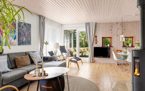 Soti - 350M from the Sea: Flooring, Houten Vloer, Hout, Meubilair, Interieur Ontwerp, Verdieping, Huis, Verlichting, Laminaatvloer, Woonkamer
