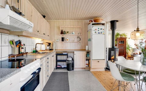 Soti - 350M from the Sea: Keuken, Meubilair, Interieur Ontwerp, Hout, Flooring, Toestel Van De Keuken, Major Appliance, Plafond, Countertop, Lichte Inrichting