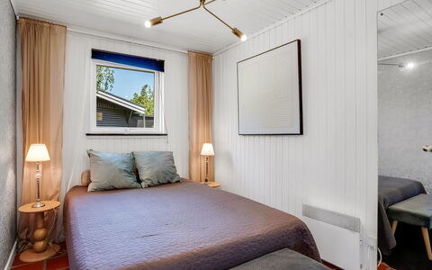 Soti - 350M from the Sea: Interieur Ontwerp, Flooring, Hout, Plafond, Verdieping, Slaapkamer, Bed, Meubilair, Verlichting, Kamer