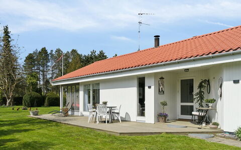 Soti - 350M from the Sea: Gebouw, Venster, Huis, Huis, Dak, Verblijf, Woongebied, Land Lot, Deur, Landgoed