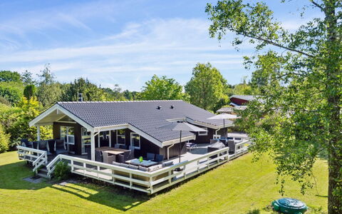 Alruna - 350M from the Sea: Meubilair, Interieur Ontwerp, Flooring, Verdieping, Plafond, Kamer, Stoel, Tafel, Appartement, Keuken En Eettafel