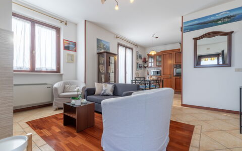 Casale Al Mare: Fotolijst, Meubilair, Eigendom, Venster, Hout, Verlichting, Interieur Ontwerp, Woonkamer, Verdieping, Flooring