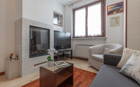 Casale Al Mare: Meubilair, Eigendom, Tafel, Bankstel, Venster, Gebouw, Comfort, Fotolijst, Interieur Ontwerp, Kamerplant