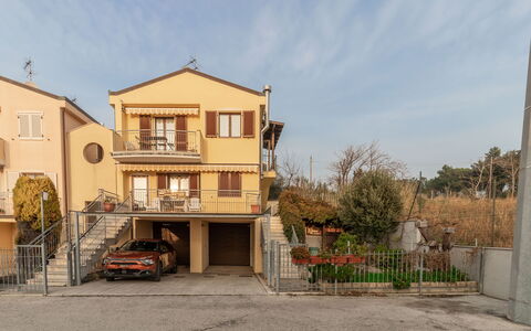 Casale Al Mare: Gebouw, Lucht, Fabriek, Wolk, Venster, Voertuig, Huis, Boom, Weg Oppervlak