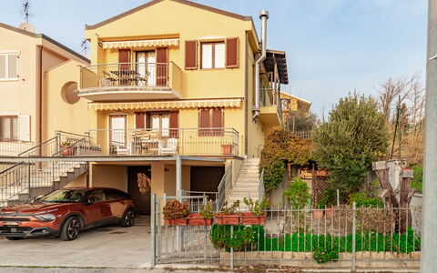 Casale Al Mare: Fabriek, Lucht, Gebouw, Wiel, Venster, Eigendom, Auto, Voertuig, Deur