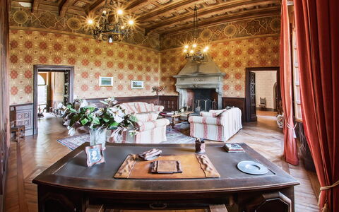 Palazzo Trasimeno: Tafel, Eigendom, Meubilair, Decoratie, Fabriek, Stoel, Interieur Ontwerp, Verdieping, Bloem, Gordijn