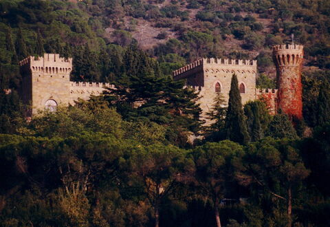 Palazzo Trasimeno: Fabriek, Natuurlijk Landschap, Gebouw, Boom, Vegetation, Landschap, Stad, Kasteel, Heuvel, Middeleeuwse Architectuur
