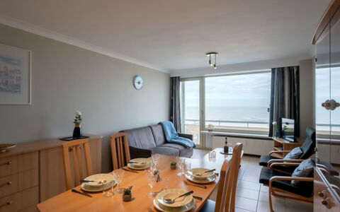 Seaview Getaway Belgium: Tafel, Meubilair, Eigendom, Stoel, Hout, Verlichting, Gebouw, Bankstel, Verdieping