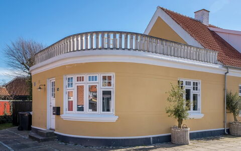 Yorick - 300M from the Sea: Hout, Dak, Architectuur, Huis, Huis, Verblijf, Siding, Hardwood, Helling, Landgoed