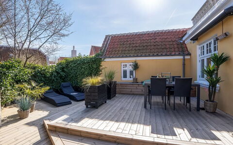 Yorick - 300M from the Sea: Hout, Dak, Architectuur, Huis, Huis, Verblijf, Siding, Hardwood, Helling, Landgoed