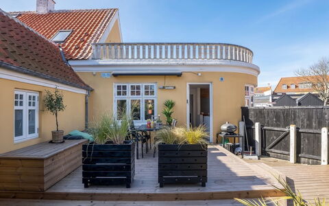 Yorick - 300M from the Sea: Hout, Dak, Architectuur, Huis, Huis, Verblijf, Siding, Hardwood, Helling, Landgoed