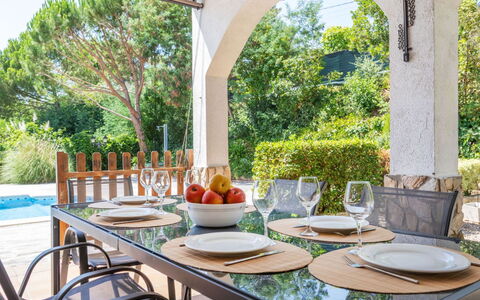 Dalia: Meubilair, Tafel, Stoel, Keuken En Eettafel, Tableware, Buitentafel, Buitenmeubels, Eetkamer, Restaurant, Schaduw