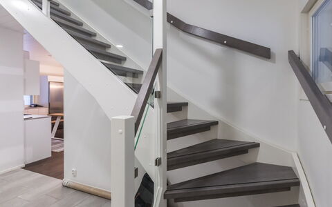 Villa Minnesota: Meubilair, Interieur Ontwerp, Flooring, Verdieping, Tafel, Plafond, Keuken En Eettafel, Verlichting, Stoel, Huis