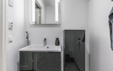 Villa Minnesota: Meubilair, Interieur Ontwerp, Flooring, Verdieping, Tafel, Plafond, Keuken En Eettafel, Verlichting, Stoel, Huis