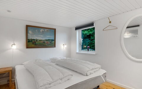 Stefanka - 225M from the Sea: Bed, Slaapkamer, Muur, Interieur Ontwerp, Plafond, Hout, Flooring, Verdieping, Bedding, Laken