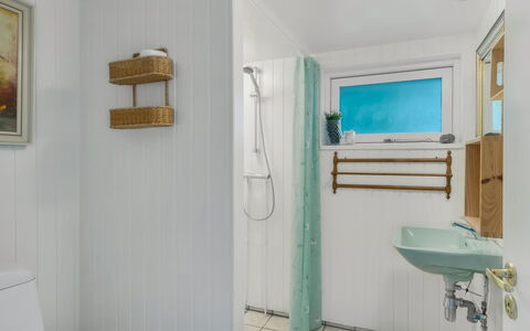 Stefanka - 225M from the Sea: Interieur Ontwerp, Flooring, Loodgieterswerkinrichting, Verdieping, Plafond, Badkamer, Kamer, Loodgieter, Kraan, Wastafel