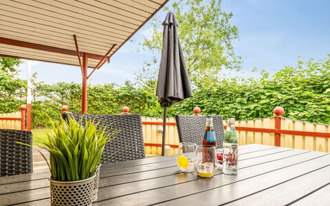 Stefanka - 225M from the Sea: Hout, Meubilair, Buitenmeubels, Tafel, Stoel, Buitentafel, Dek, Beits, Veranda, Schaduw