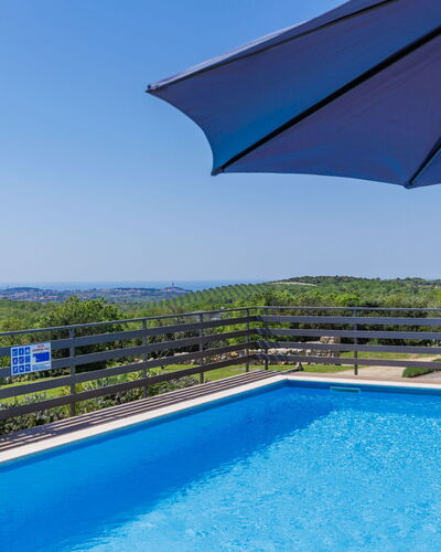 Villa Selagodi: Water, Lucht, Fabriek, Gebouw, Eigendom, Zwembad, Blauw, Azure, Paraplu, Schaduw