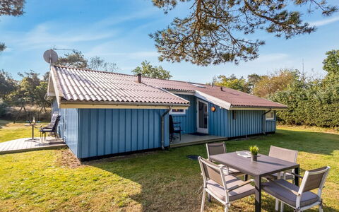 Amai - 100M from the Sea: Hout, Huis, Veranda, Dek, Hardwood, Dak, Beits, Houten Vloer, Eco Hotel