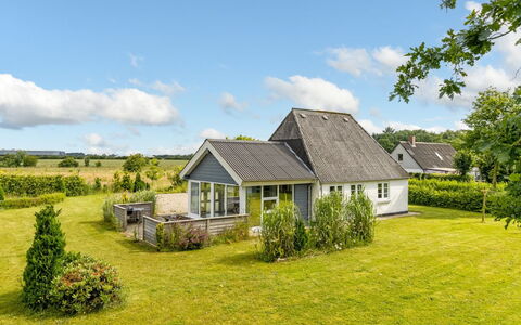 Thrine - 24Km from the Sea: Meubilair, Interieur Ontwerp, Flooring, Verdieping, Plafond, Kamer, Stoel, Tafel, Appartement, Keuken En Eettafel