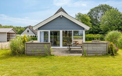 Thrine - 24Km from the Sea: Meubilair, Interieur Ontwerp, Flooring, Verdieping, Plafond, Kamer, Stoel, Tafel, Appartement, Keuken En Eettafel