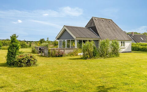 Thrine - 24Km from the Sea: Meubilair, Interieur Ontwerp, Flooring, Verdieping, Plafond, Kamer, Stoel, Tafel, Appartement, Keuken En Eettafel