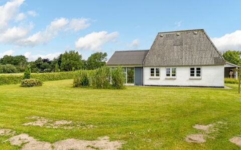 Thrine - 24Km from the Sea: Meubilair, Interieur Ontwerp, Flooring, Verdieping, Plafond, Kamer, Stoel, Tafel, Appartement, Keuken En Eettafel