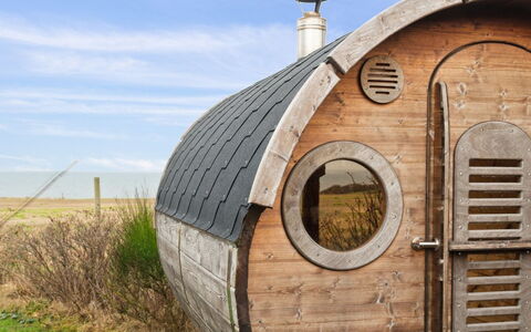 Niesina - 100M from the Sea: Hout, Dak, Architectuur, Huis, Huis, Verblijf, Siding, Hardwood, Helling, Landgoed