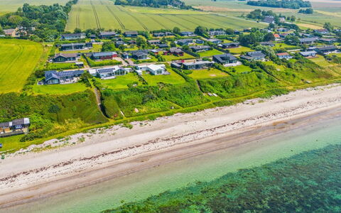 Niesina - 100M from the Sea: Hout, Dak, Architectuur, Huis, Huis, Verblijf, Siding, Hardwood, Helling, Landgoed