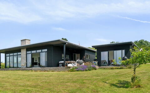 Niesina - 100M from the Sea: Hout, Dak, Architectuur, Huis, Huis, Verblijf, Siding, Hardwood, Helling, Landgoed