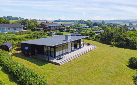 Niesina - 100M from the Sea: Hout, Dak, Architectuur, Huis, Huis, Verblijf, Siding, Hardwood, Helling, Landgoed