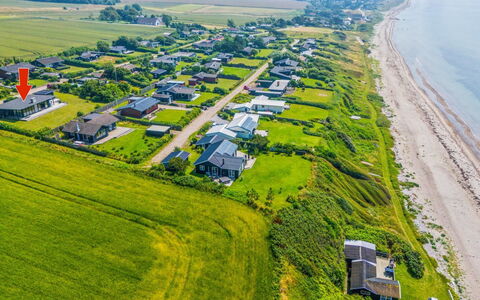 Niesina - 100M from the Sea: Hout, Dak, Architectuur, Huis, Huis, Verblijf, Siding, Hardwood, Helling, Landgoed